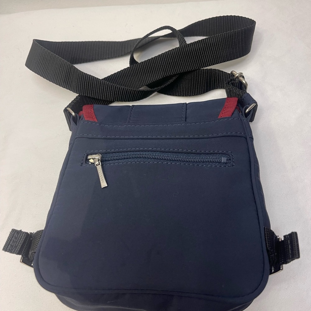Burberry London Nylon Mini Bag 6" X
6.5 X 2" EUC - Picture 4 of 16